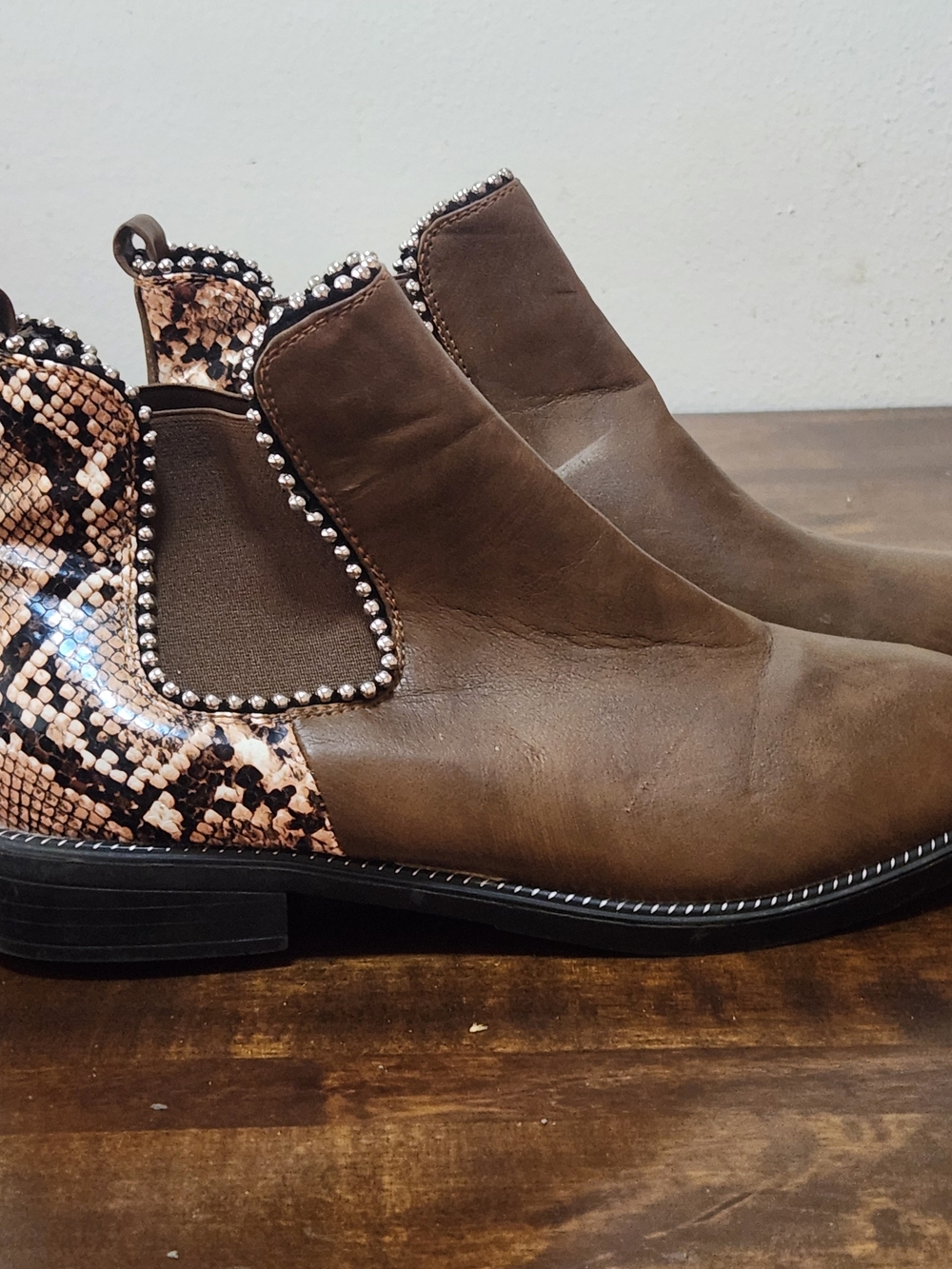NEW, AOMO LOVE MID HEEL BOOTS, SIZE 8